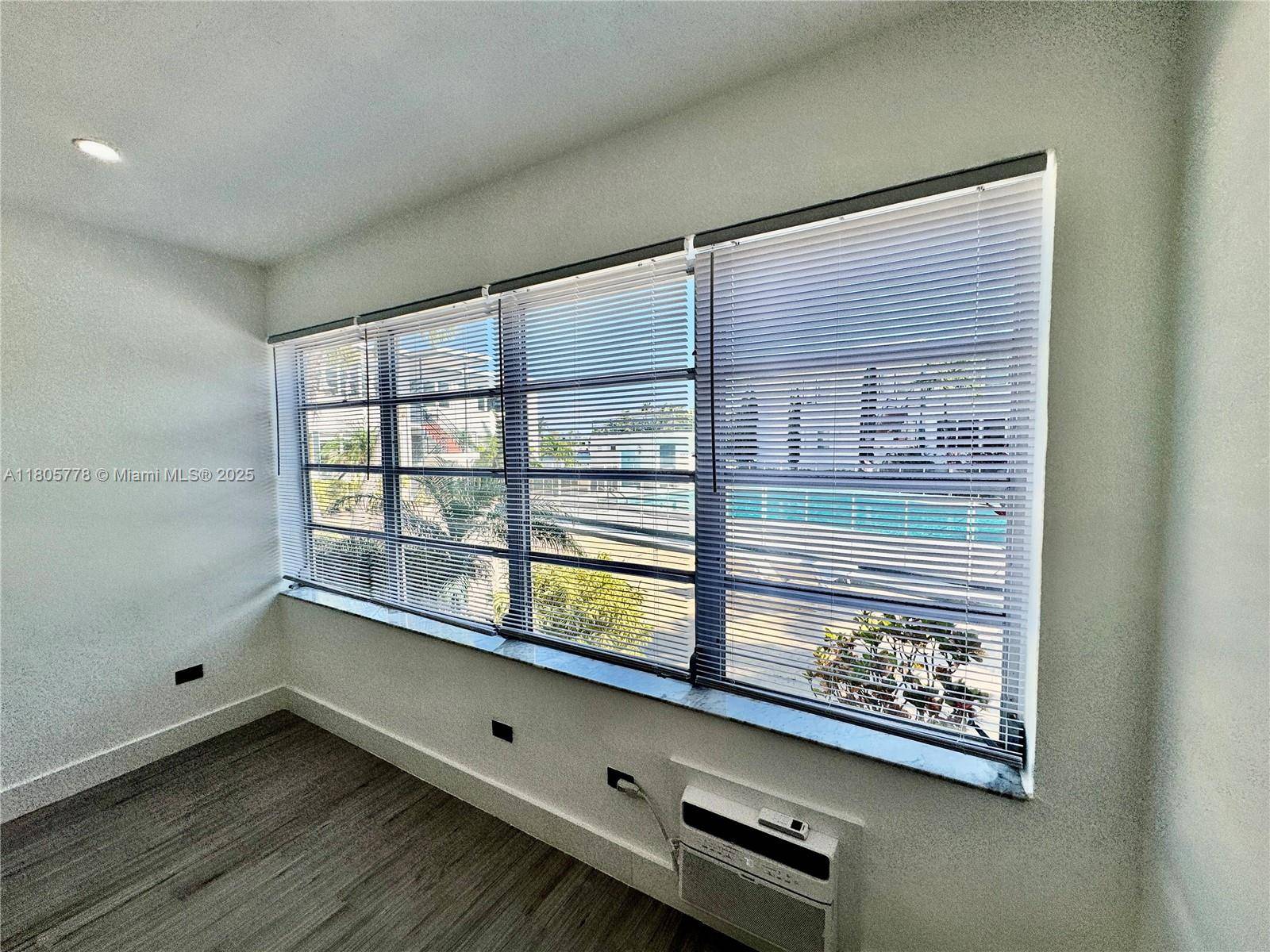 Miami Beach, FL 33140,4710 Pine Tree Dr #31