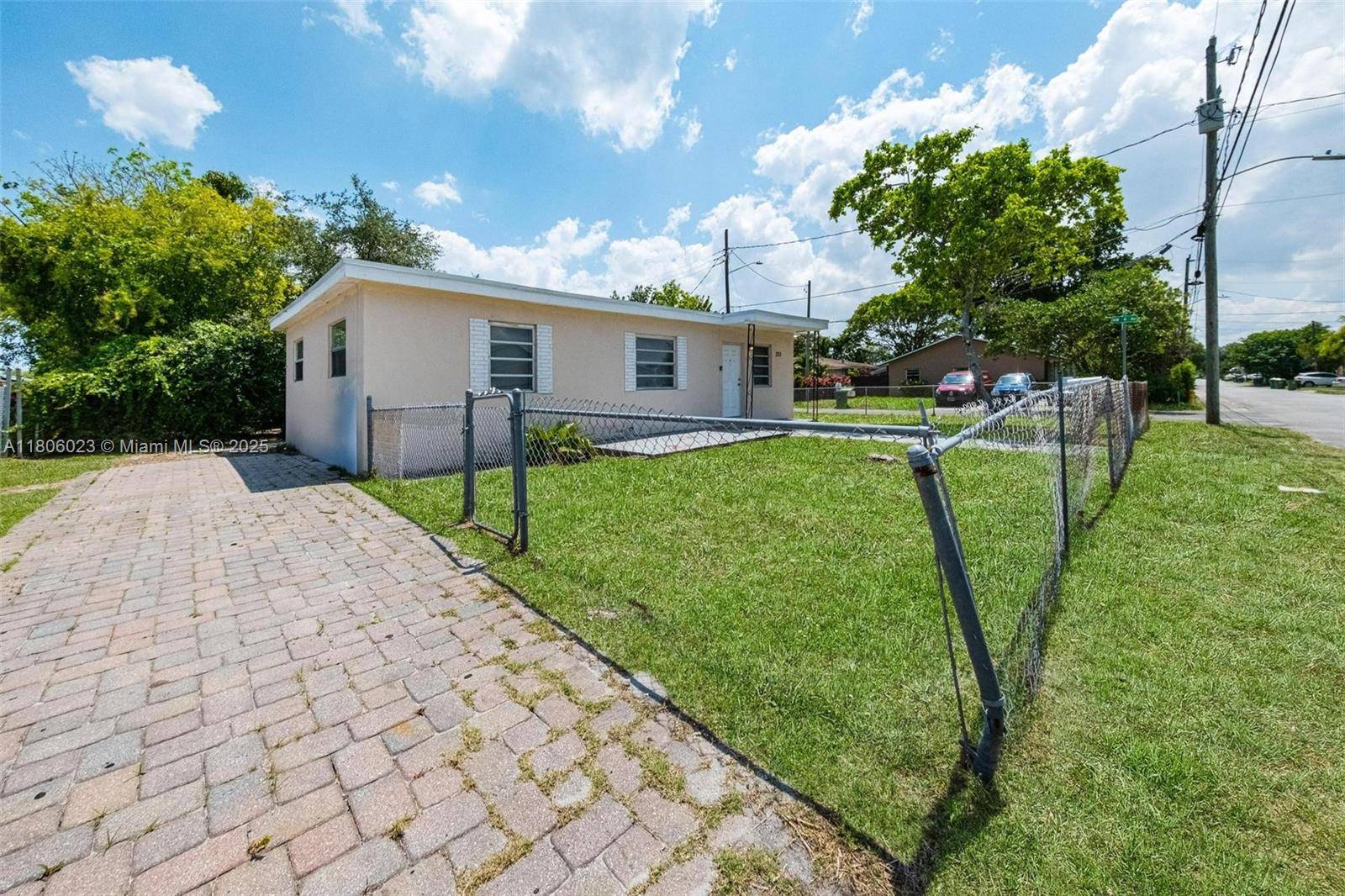 Hallandale Beach, FL 33009,323 NW 9th St