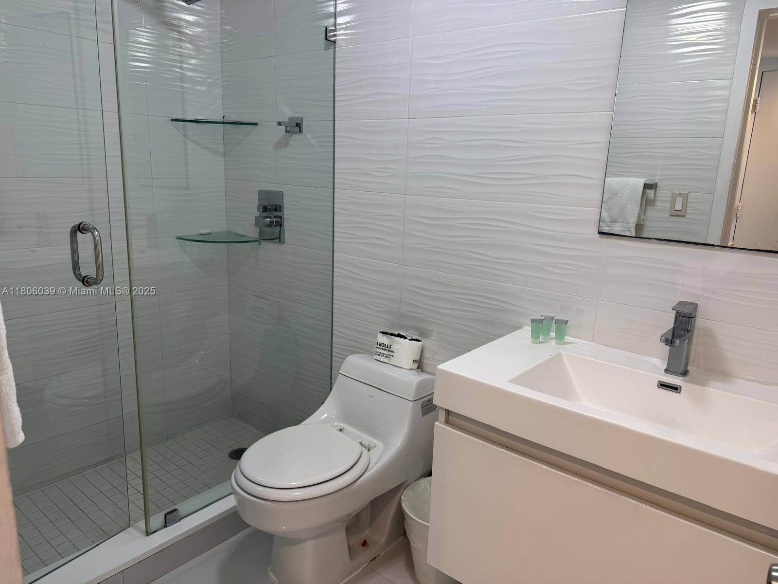Miami Beach, FL 33140,5445 Collins Ave #915