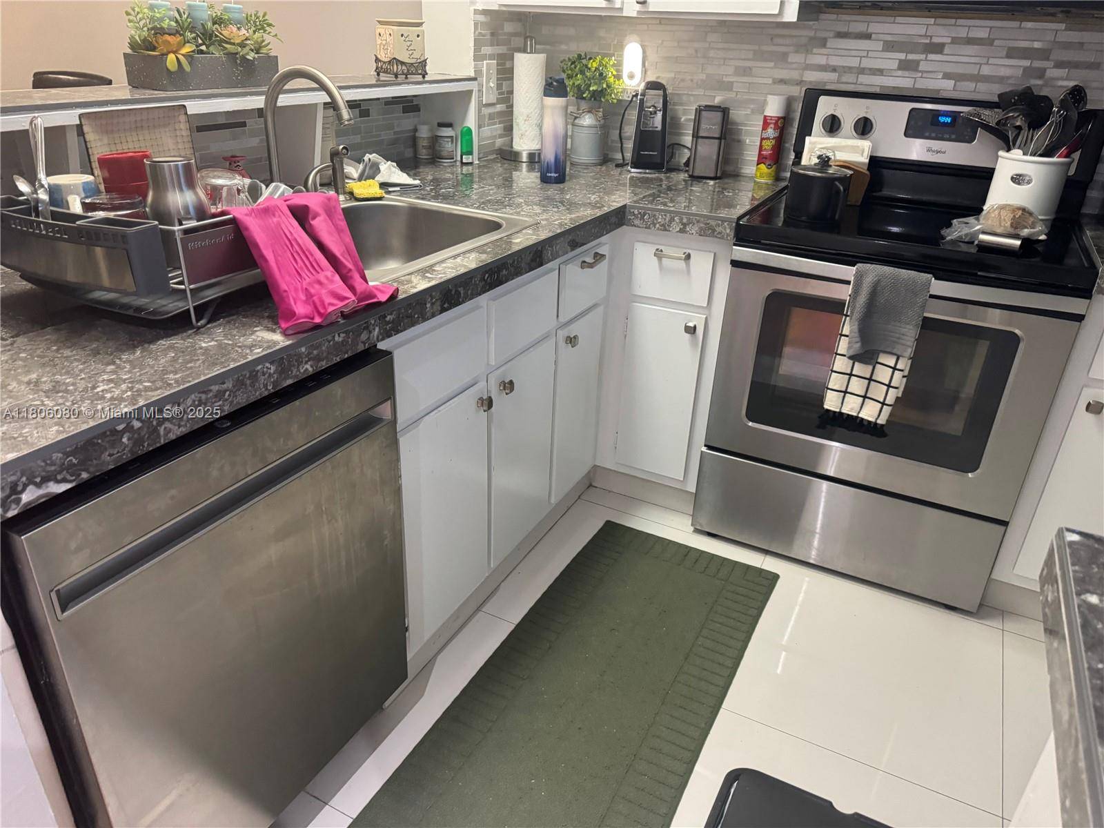 Miami, FL 33179,20810 NE 8th Ct #201-18