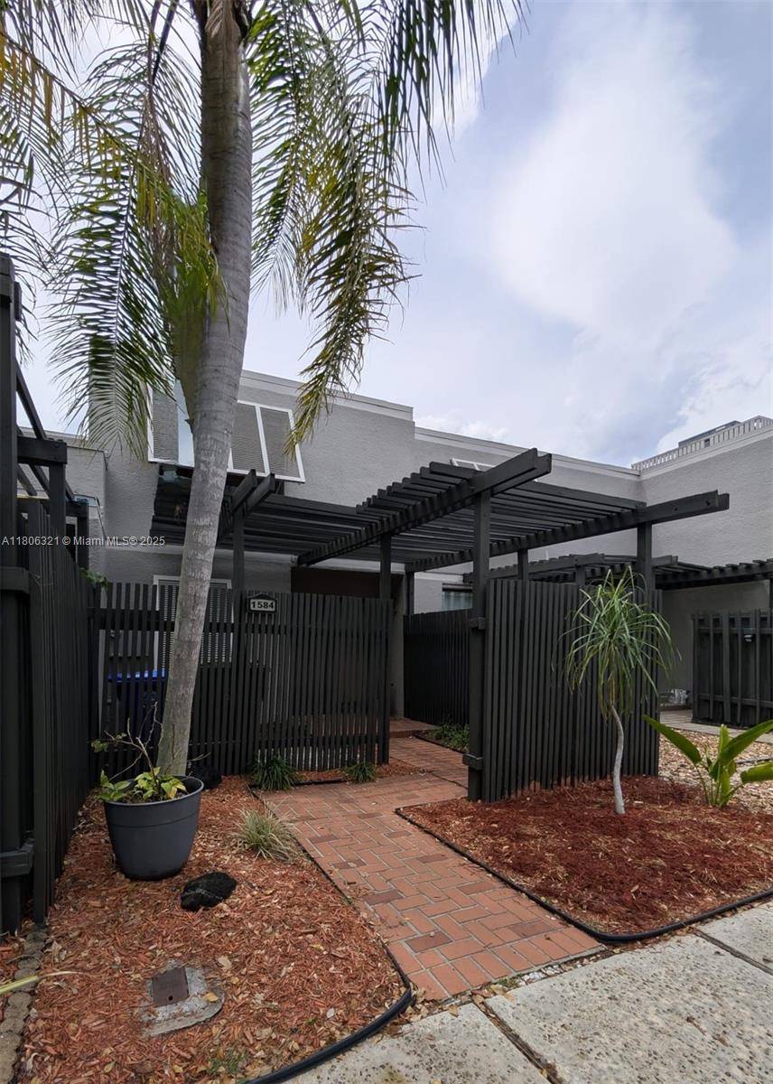 Pembroke Pines, FL 33026,1584 NW 113th Way