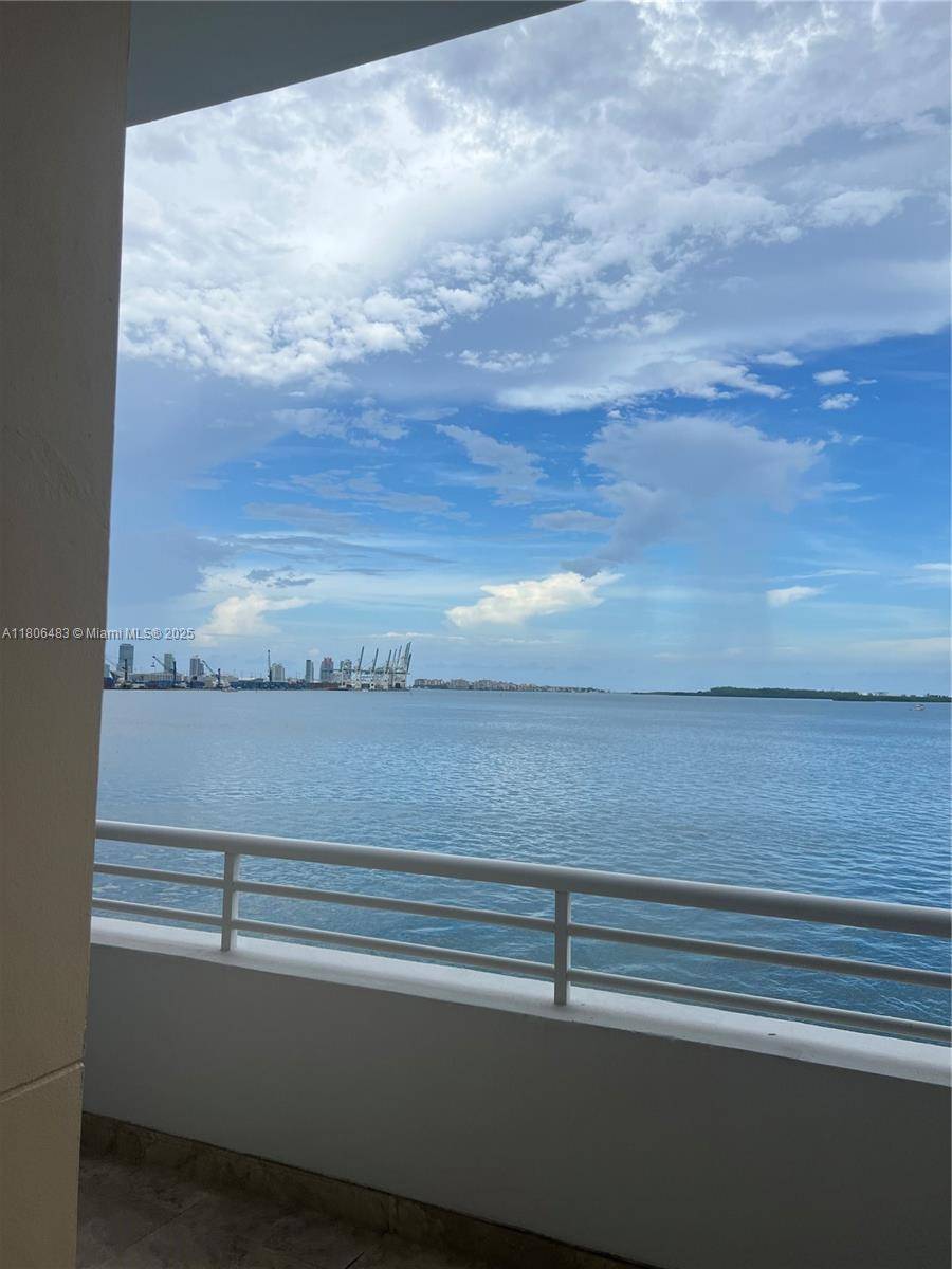 Miami, FL 33131,808 Brickell Key Dr #404