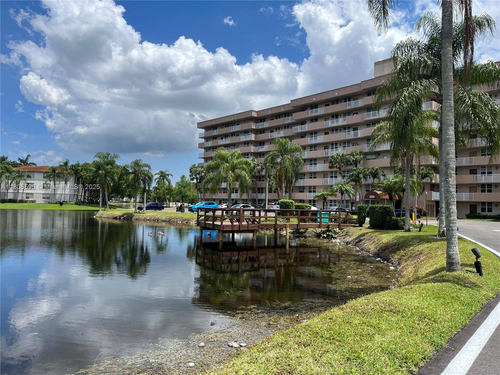 Plantation, FL 33324,250 Jacaranda Dr #303
