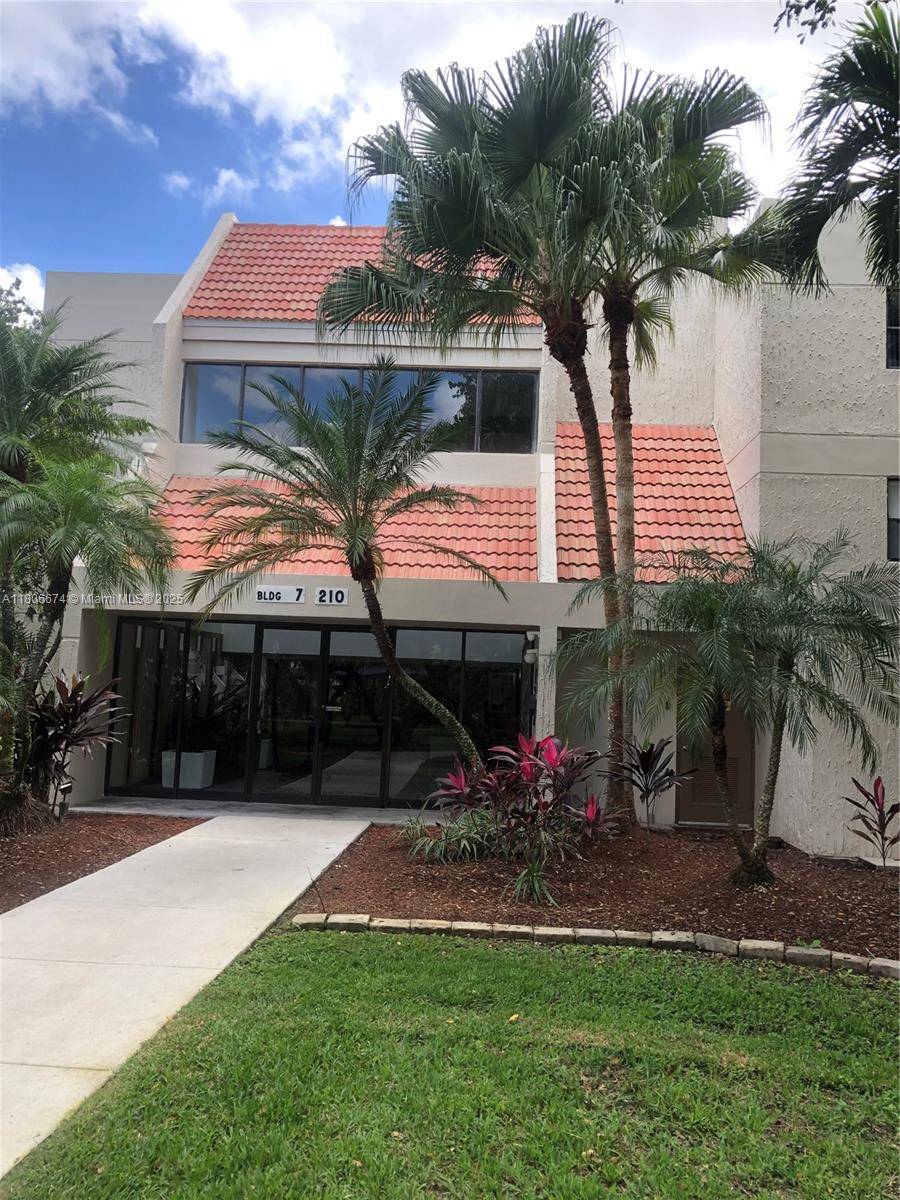 Weston, FL 33326,210 Lakeview Dr #207