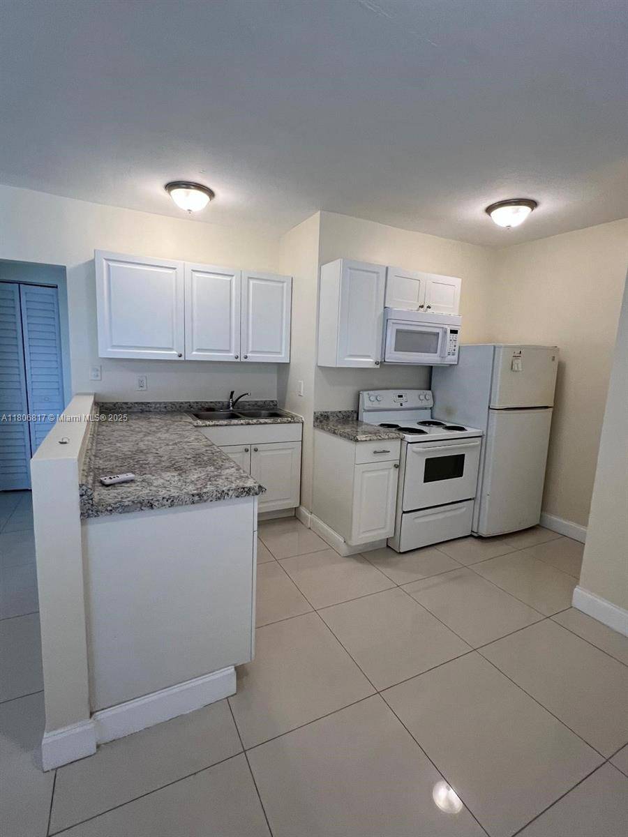 North Miami Beach, FL 33162,1992 NE 172nd St #1