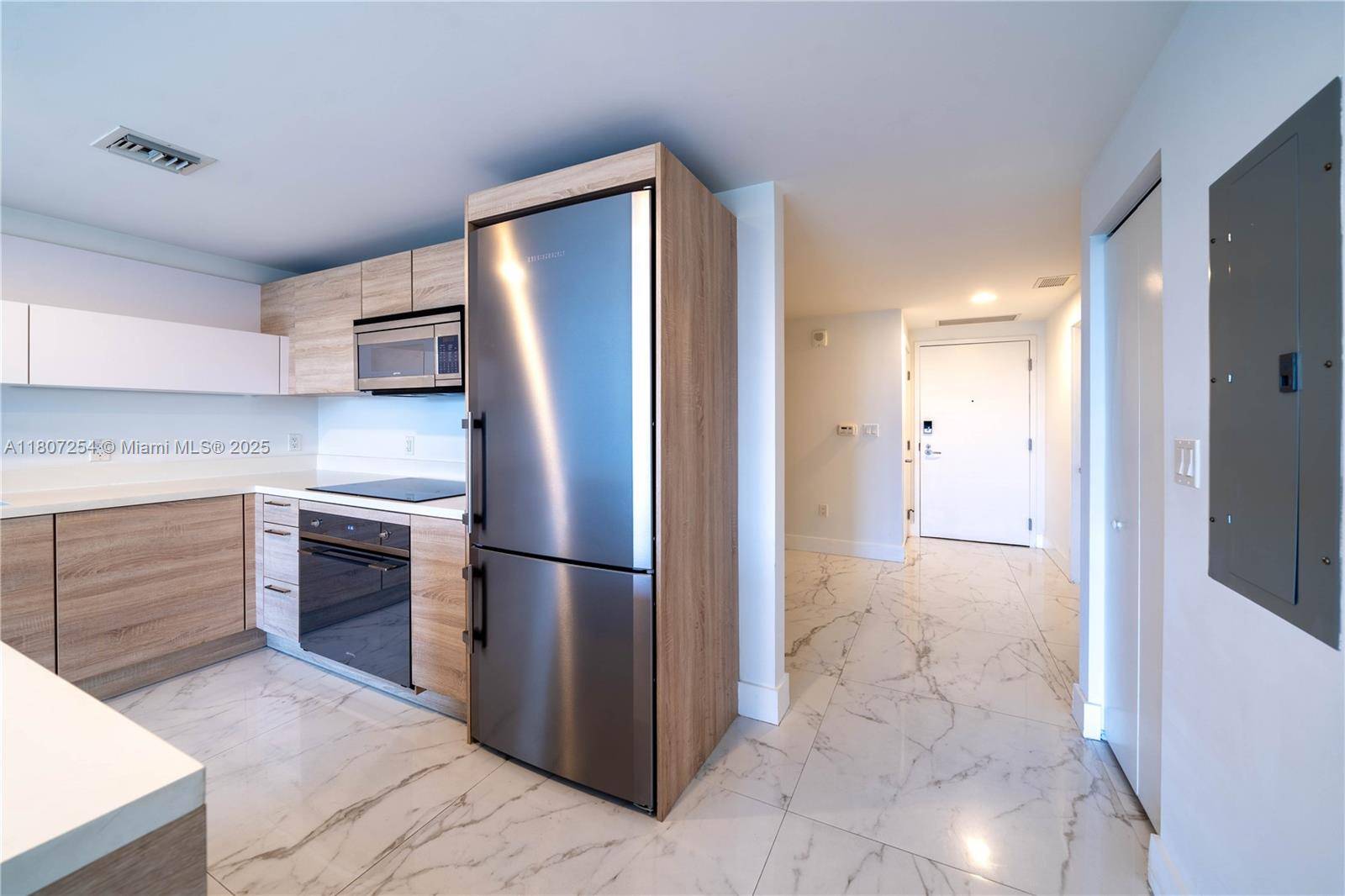 North Miami Beach, FL 33160,16385 Biscayne Blvd #417