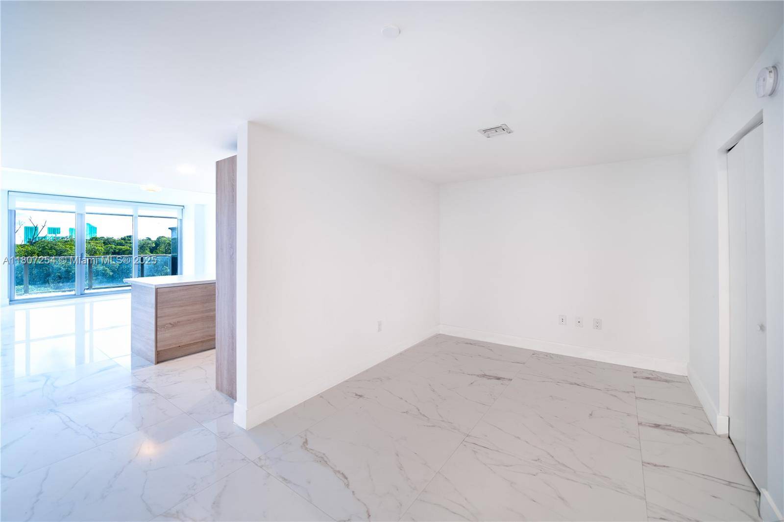 North Miami Beach, FL 33160,16385 Biscayne Blvd #417