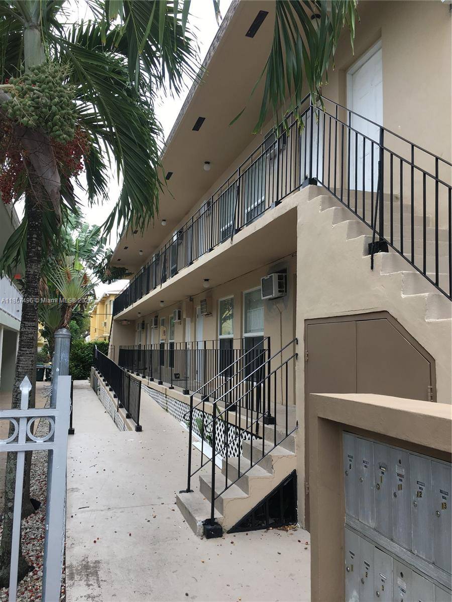 Miami Beach, FL 33141,960 Biarritz Dr #6