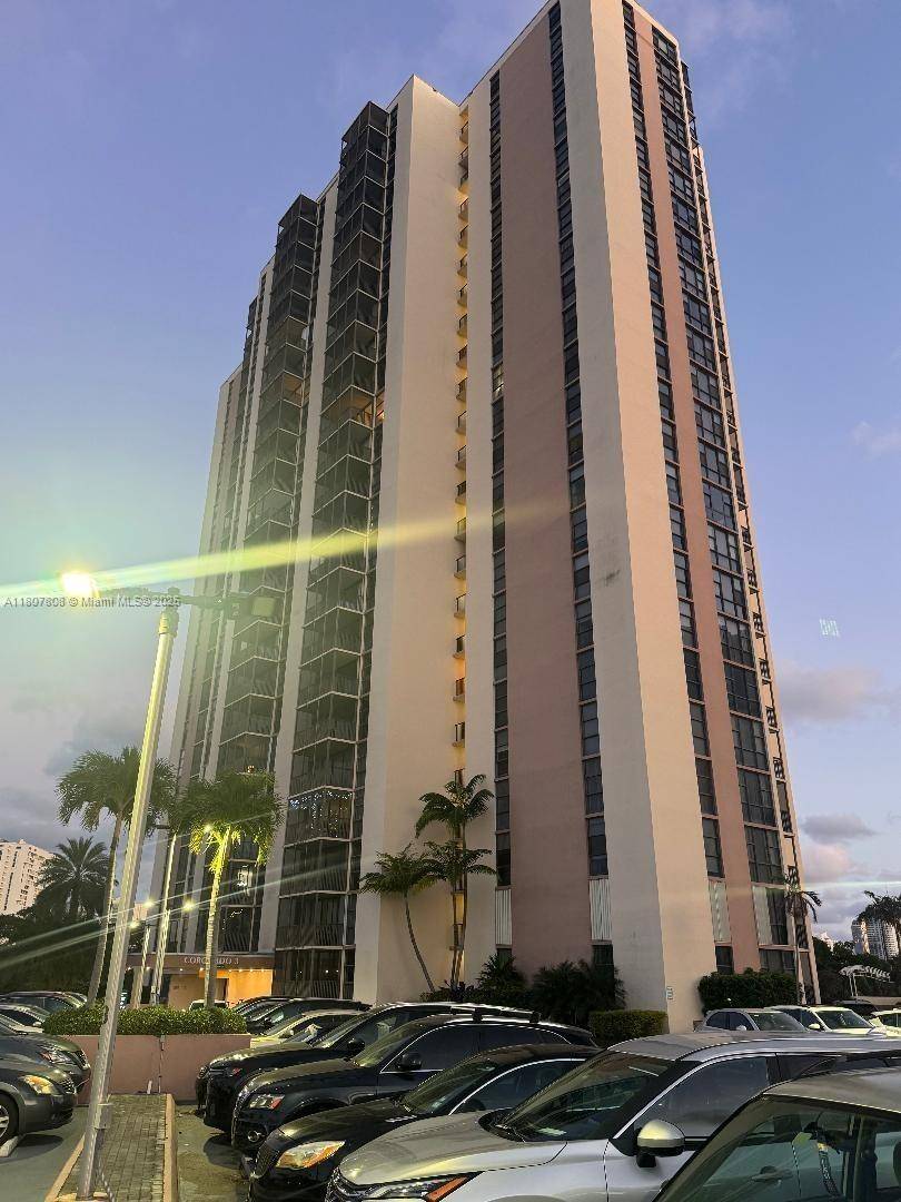 Aventura, FL 33180,20379 W Country Club Dr #1937