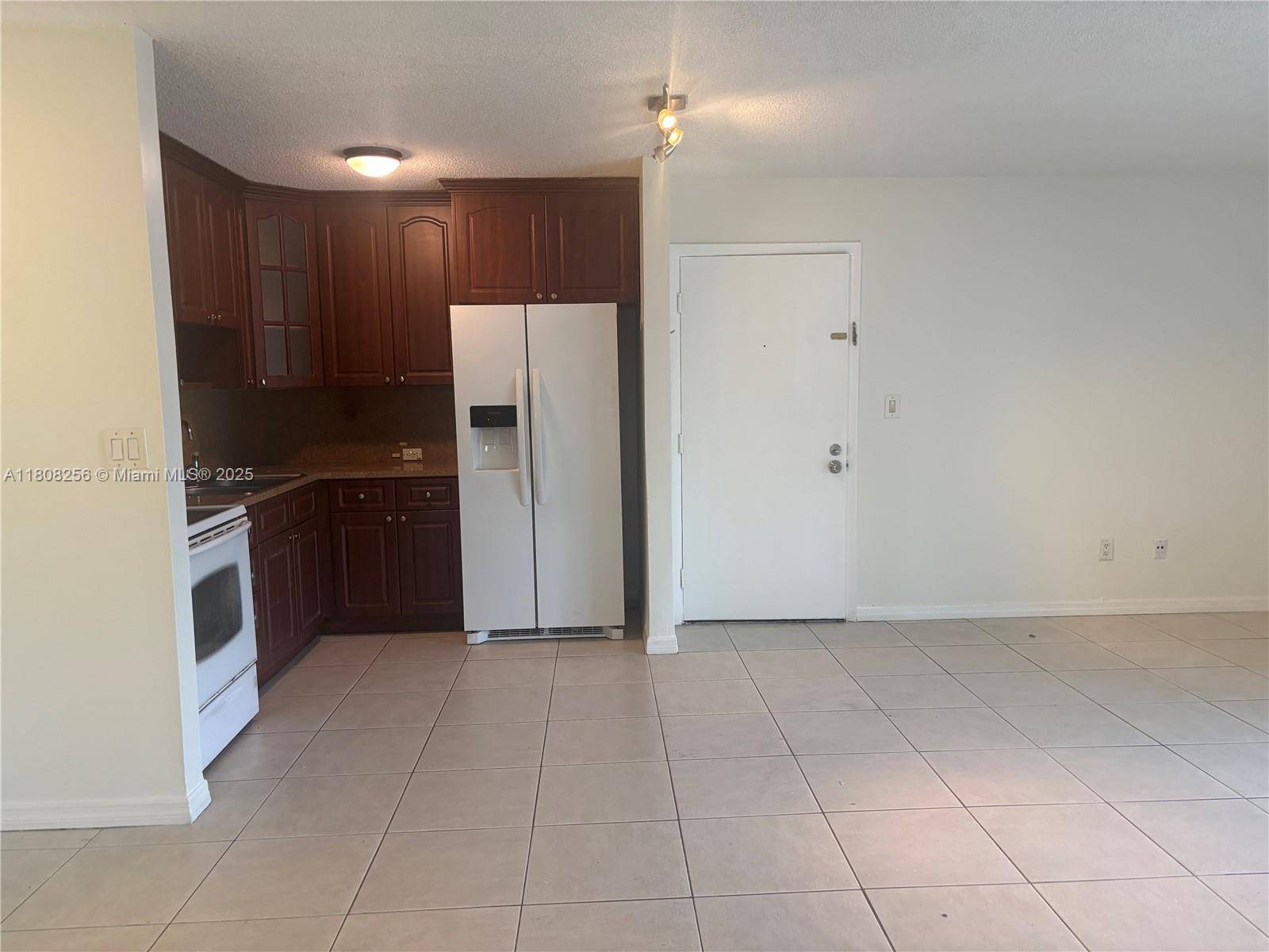 Miami, FL 33179,771 NE 199th St #103