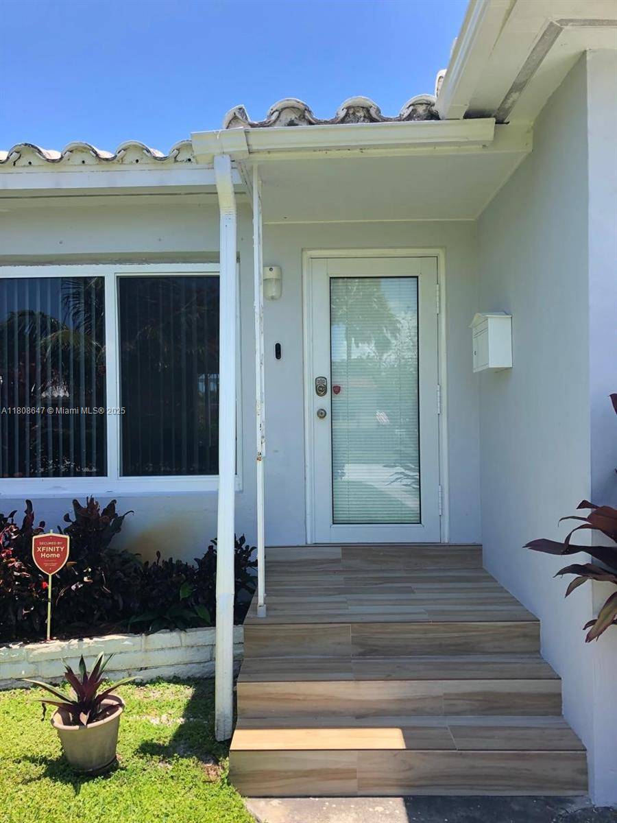 Hollywood, FL 33020,1538 Funston St