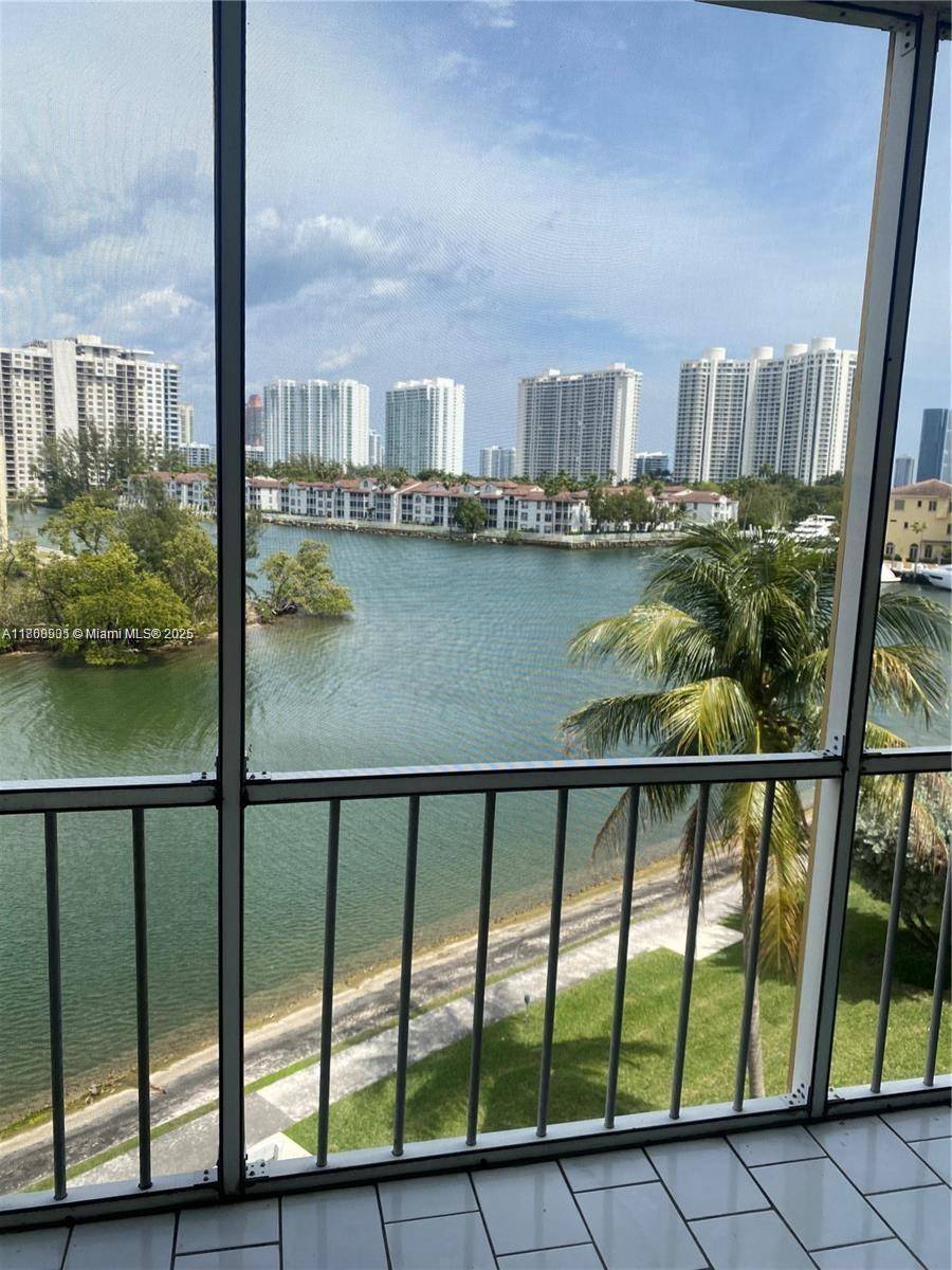 Aventura, FL 33160,3030 Marcos Dr #T504