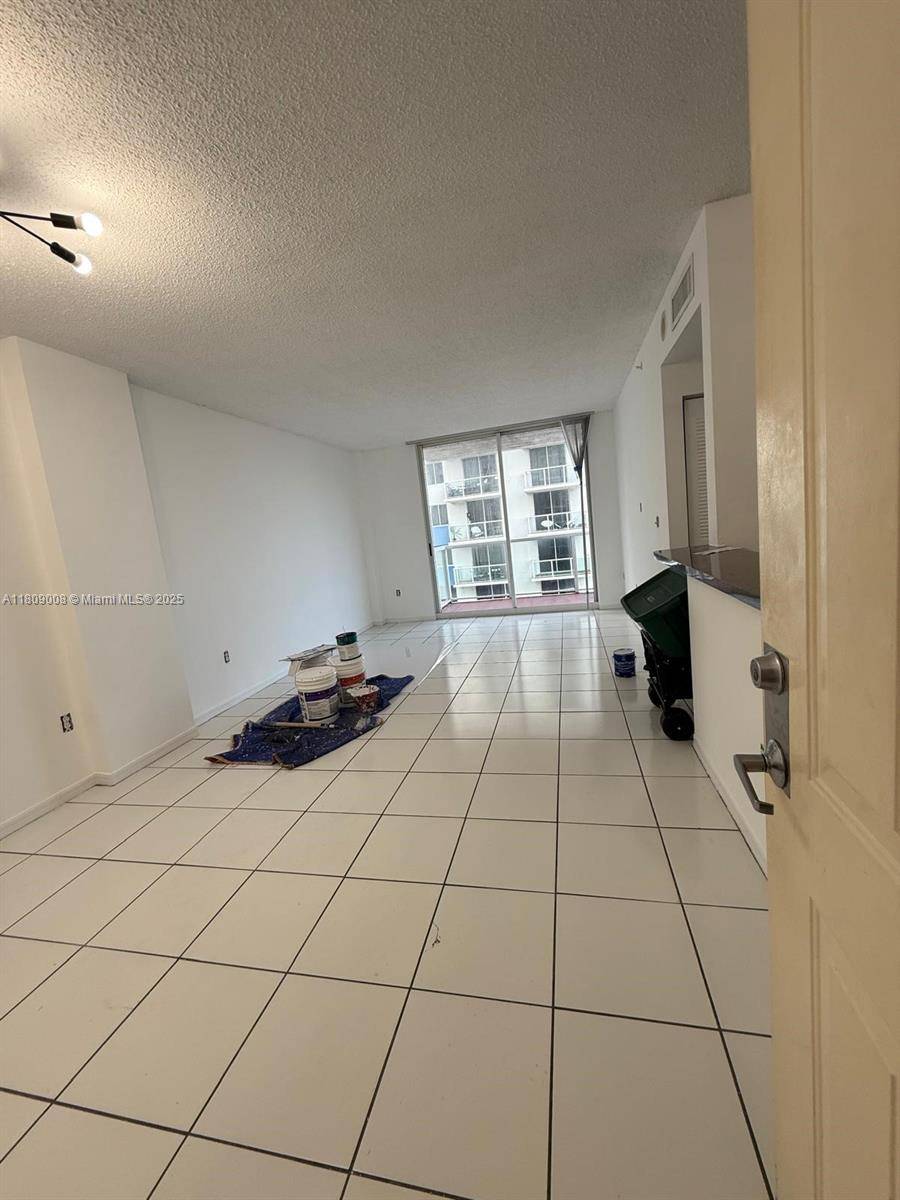 Miami, FL 33126,5099 NW 7th St #908