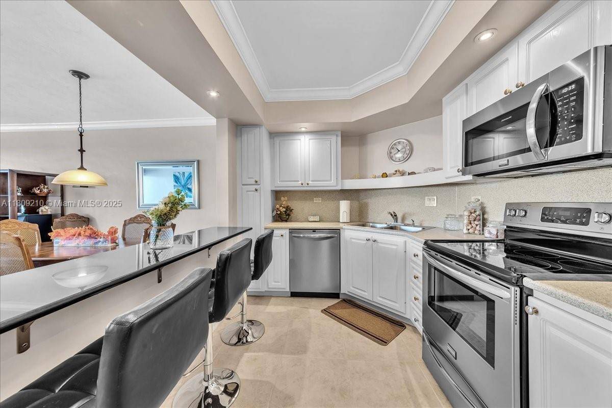 Hollywood, FL 33019,3111 N Ocean Dr #904
