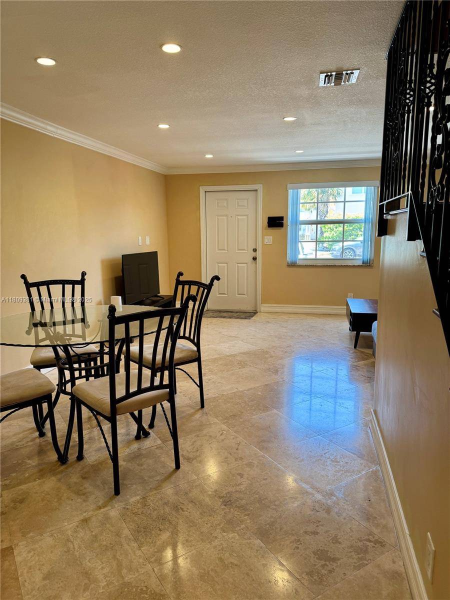 Hollywood, FL 33020,2200 Monroe St #33