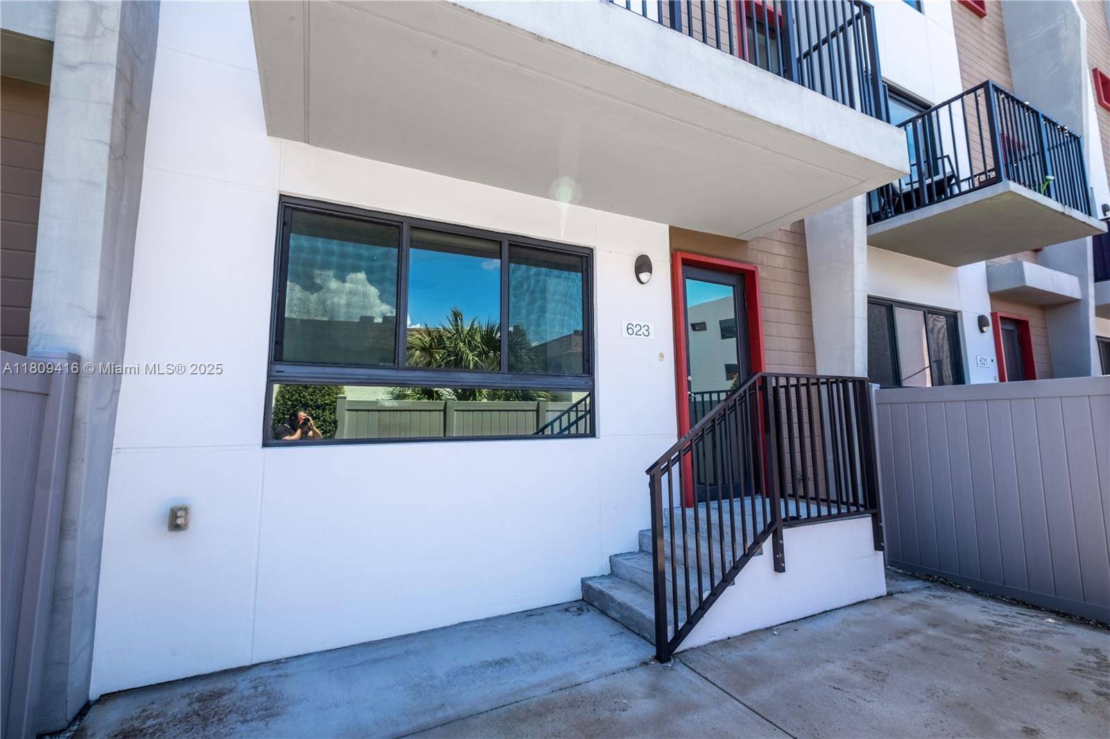 Fort Lauderdale, FL 33304,113 NE 6th St #609