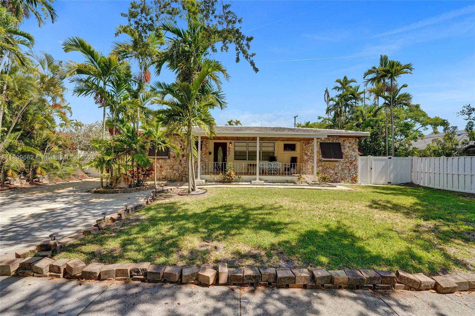 Hallandale Beach, FL 33009,901 NE 8th St