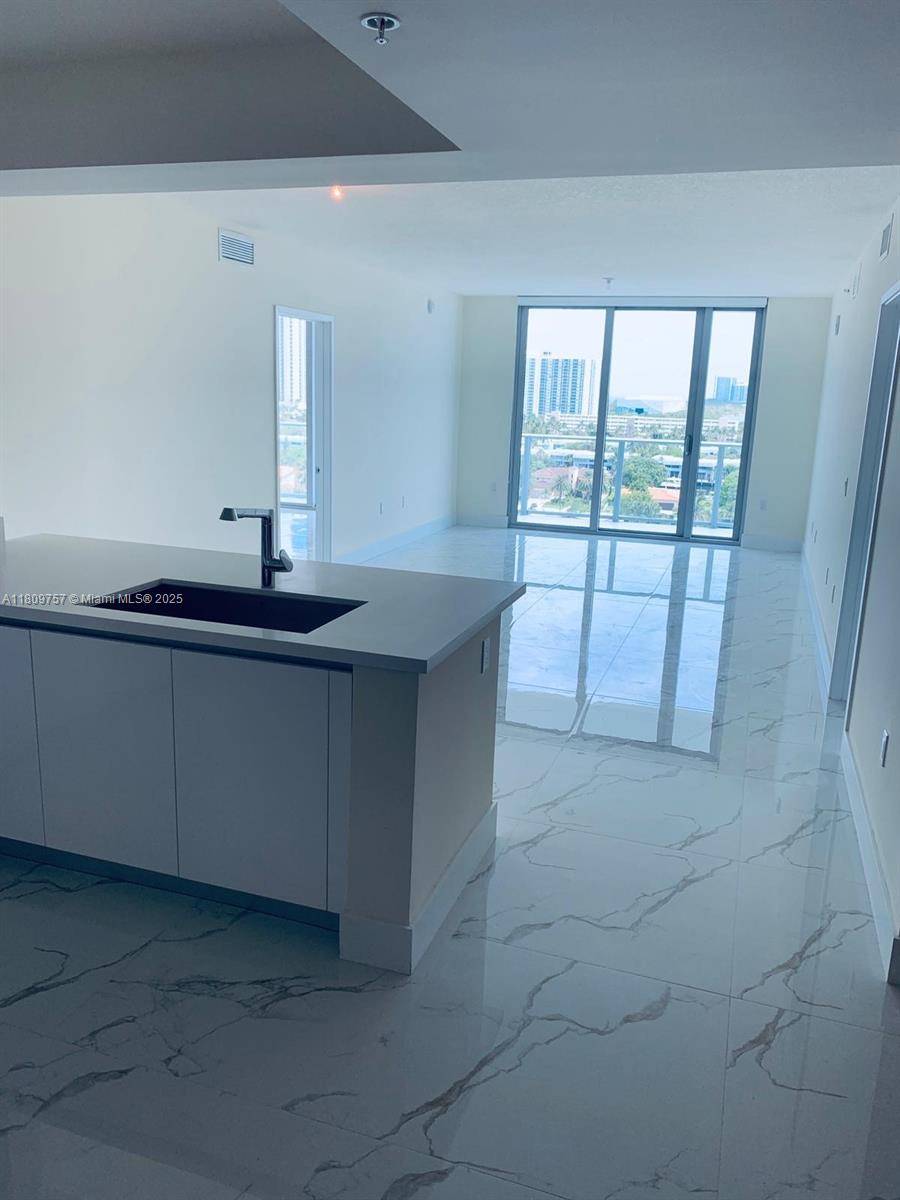 Sunny Isles Beach, FL 33160,330 Sunny Isles Blvd #5-1006