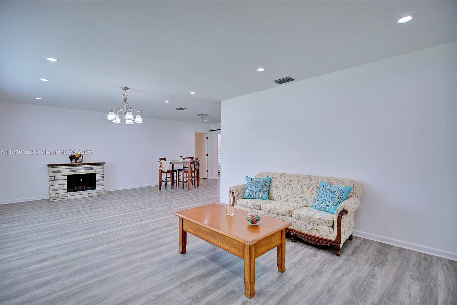 Lake Placid, FL 33852,100 HONEYSUCKLE LN