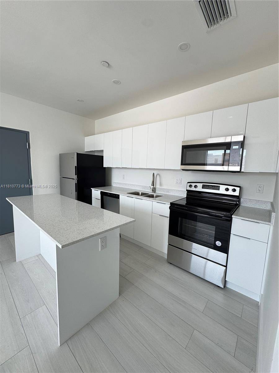 Hialeah, FL 33013,909 E 24th St #203