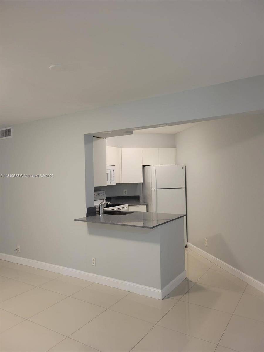 Oakland Park, FL 33309,216 Lake Pointe Dr #127
