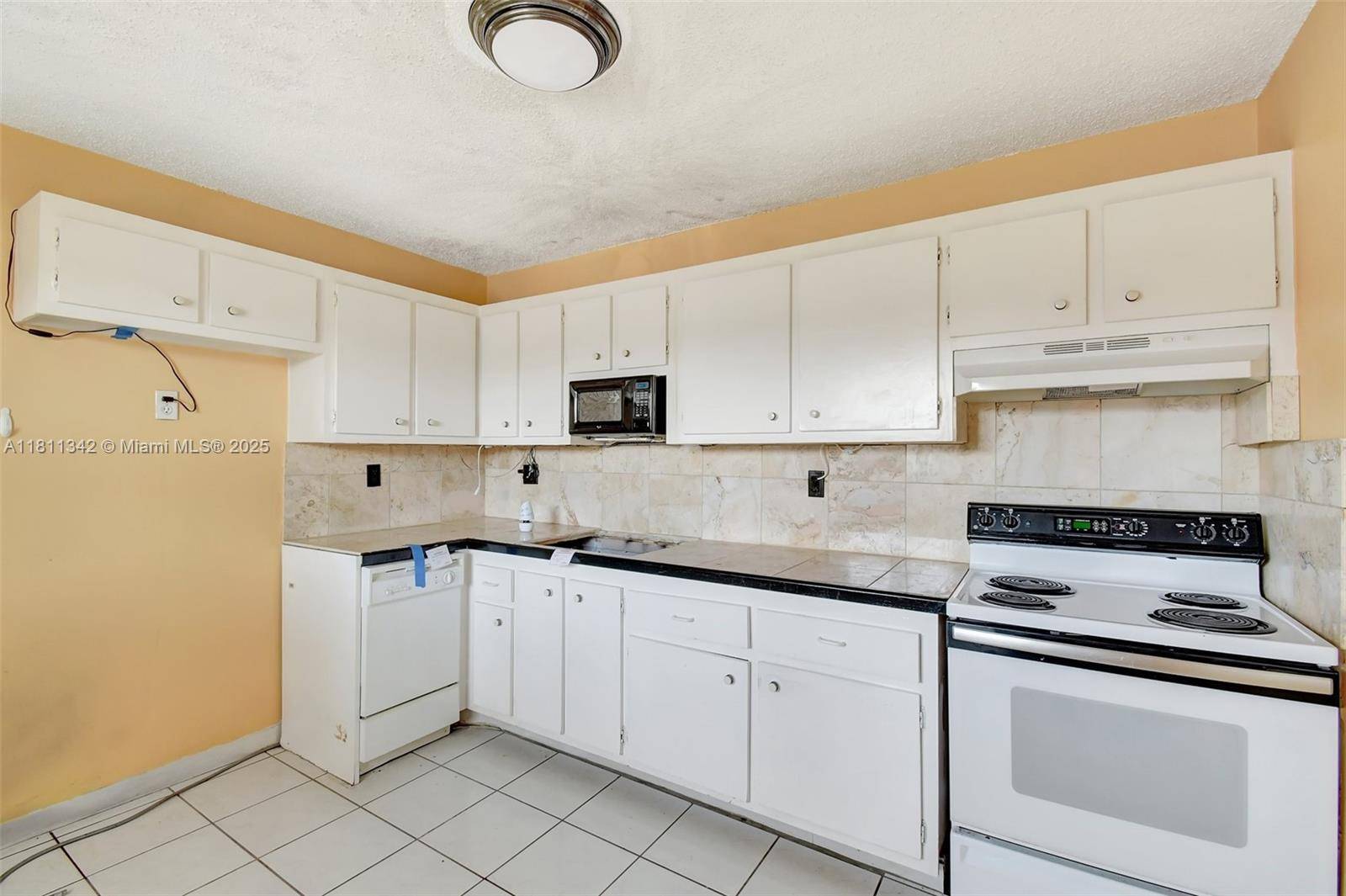 Davie, FL 33314,6211 SW 37th St #211