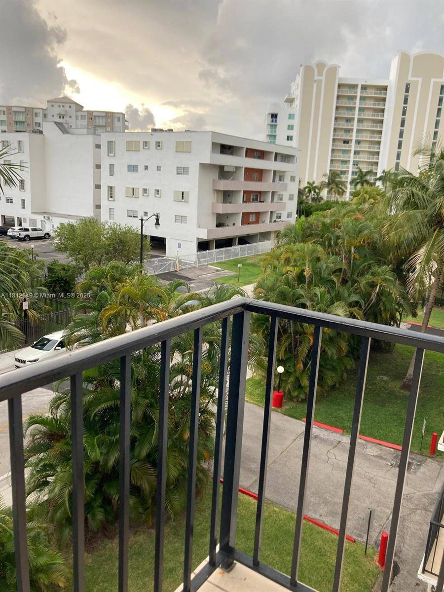 Sunny Isles Beach, FL 33160,18100 Atlantic Blvd #403