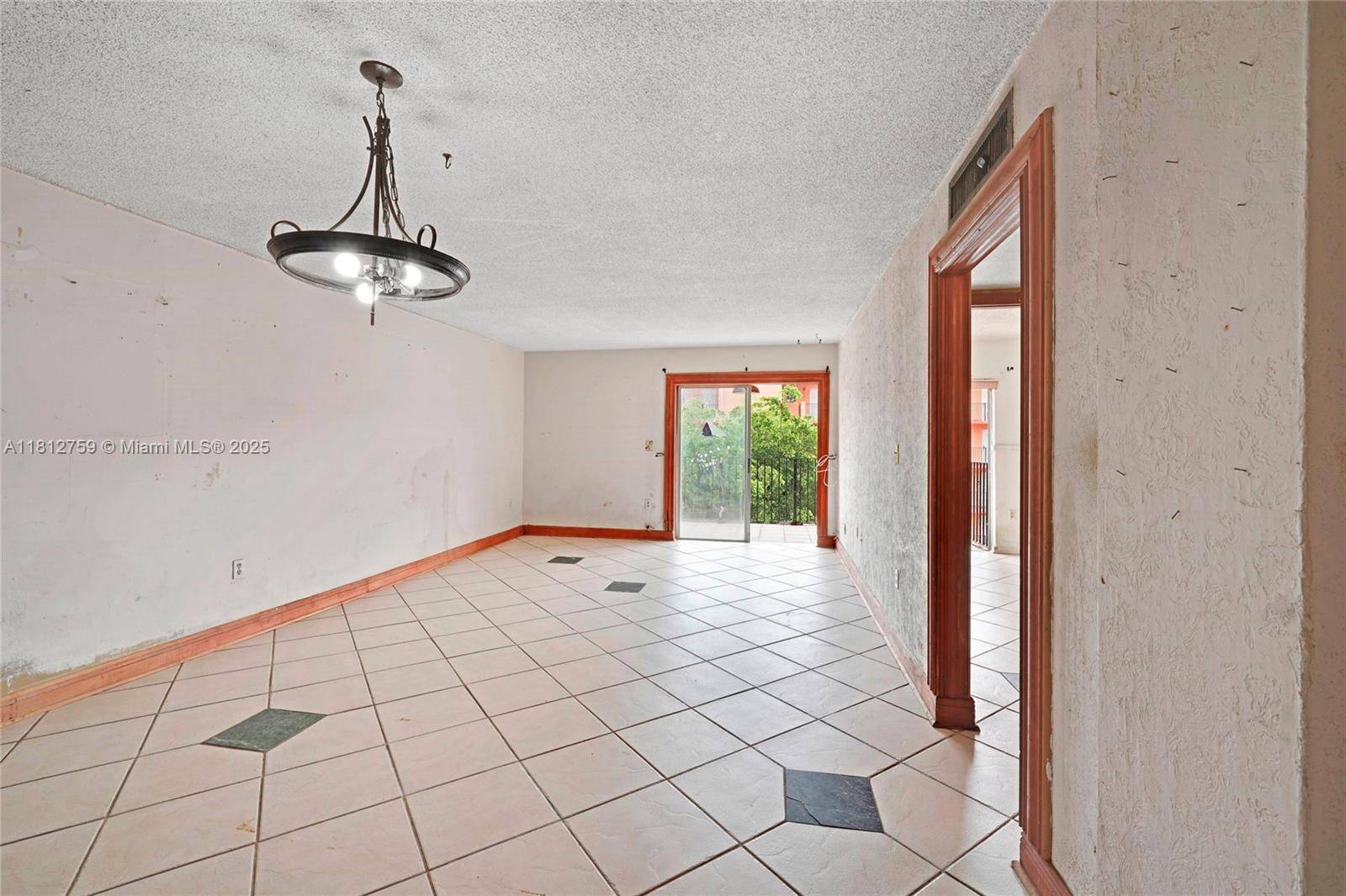 Hialeah, FL 33012,1950 W 56th St #2311B