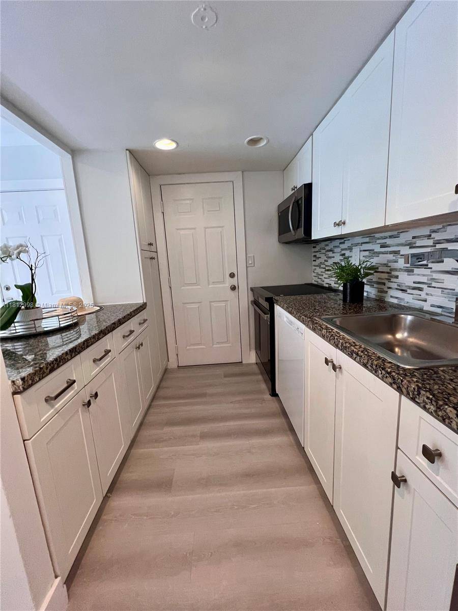 Key Biscayne, FL 33149,290 Sunrise Dr #1-H