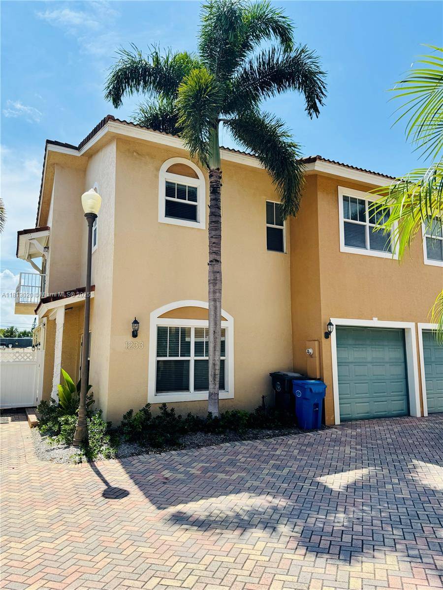 Oakland Park, FL 33334,1233 NE 32nd St