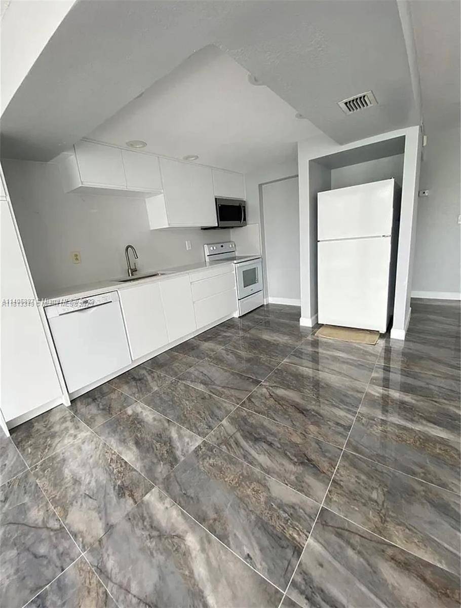 Hallandale Beach, FL 33009,2101 Atlantic Shores Blvd #402