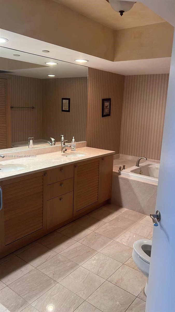 Sunny Isles Beach, FL 33160,16500 Collins Ave #652