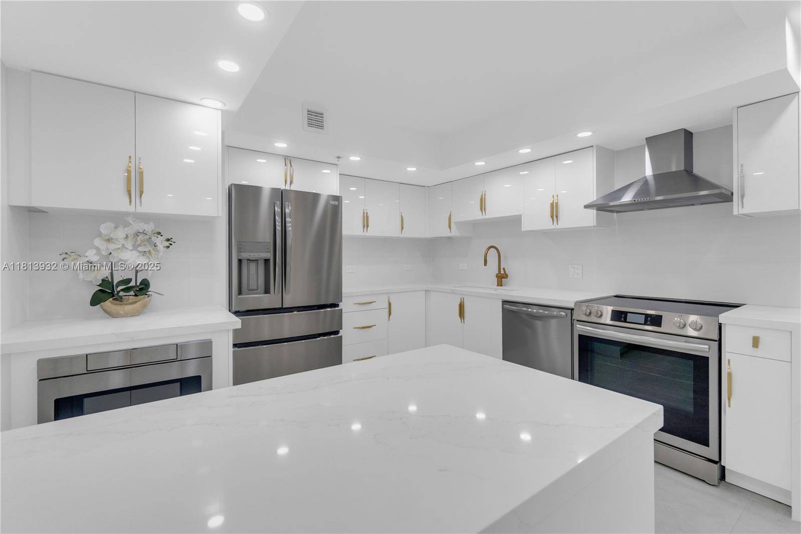 Hollywood, FL 33019,1201 S Ocean Dr #507S