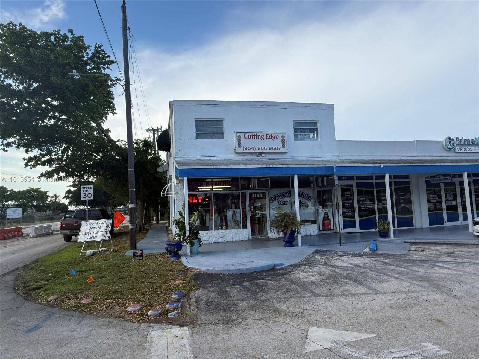 Pembroke Pines, FL 33023,7193-7195 Pembroke Rd