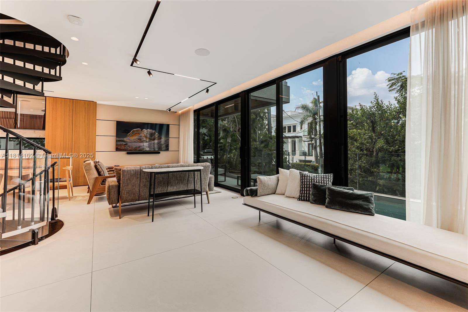 Miami Beach, FL 33139,288 Palm Ave