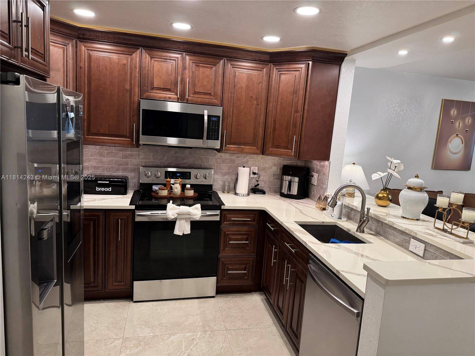 Plantation, FL 33313,7100 NW 17th St #404