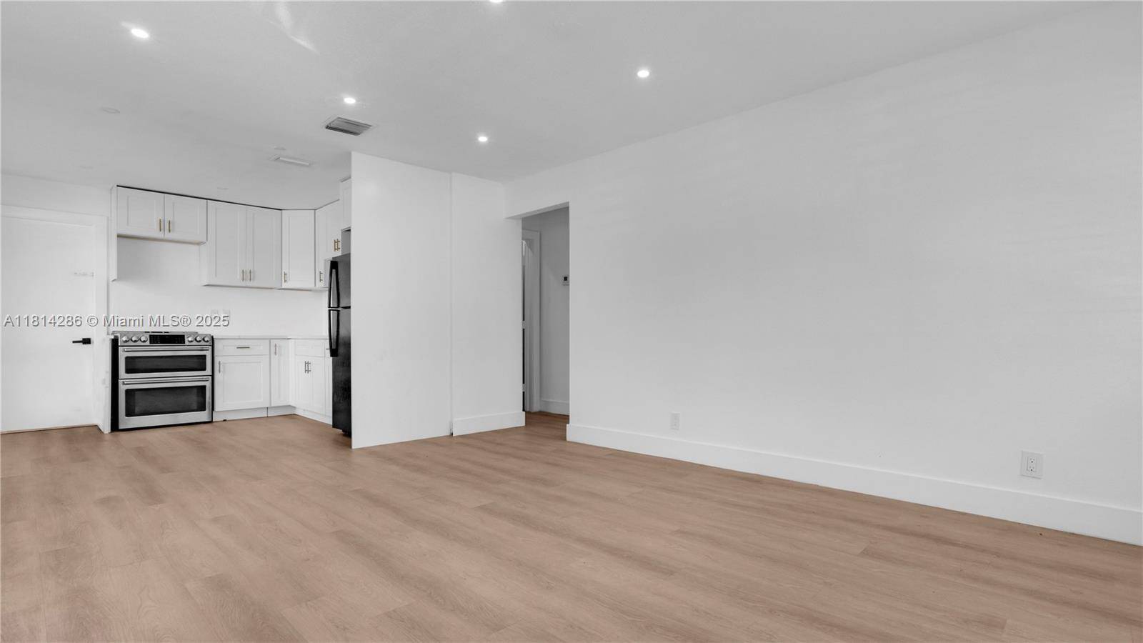 Hallandale Beach, FL 33009,32 SW 9th St #1