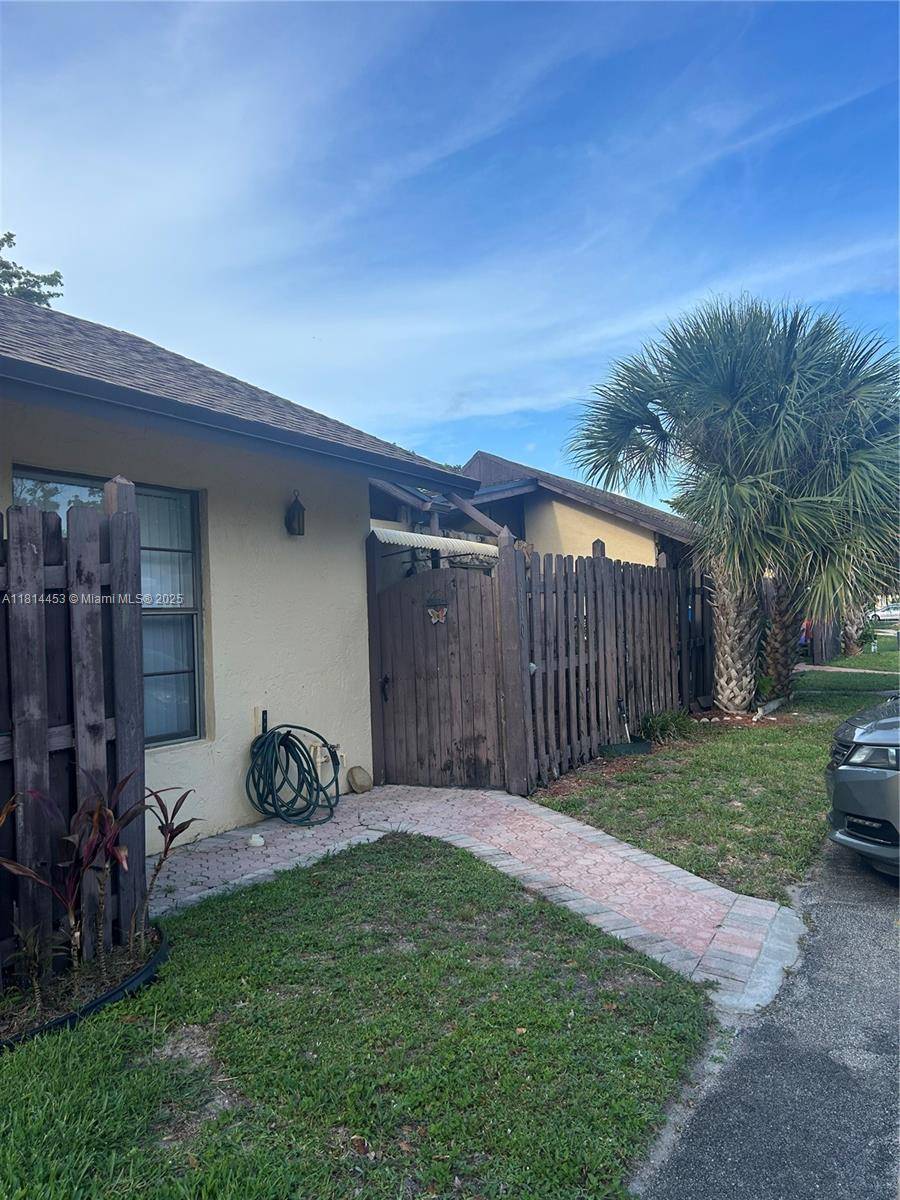 Hollywood, FL 33024,110 Gate Rd #2-64