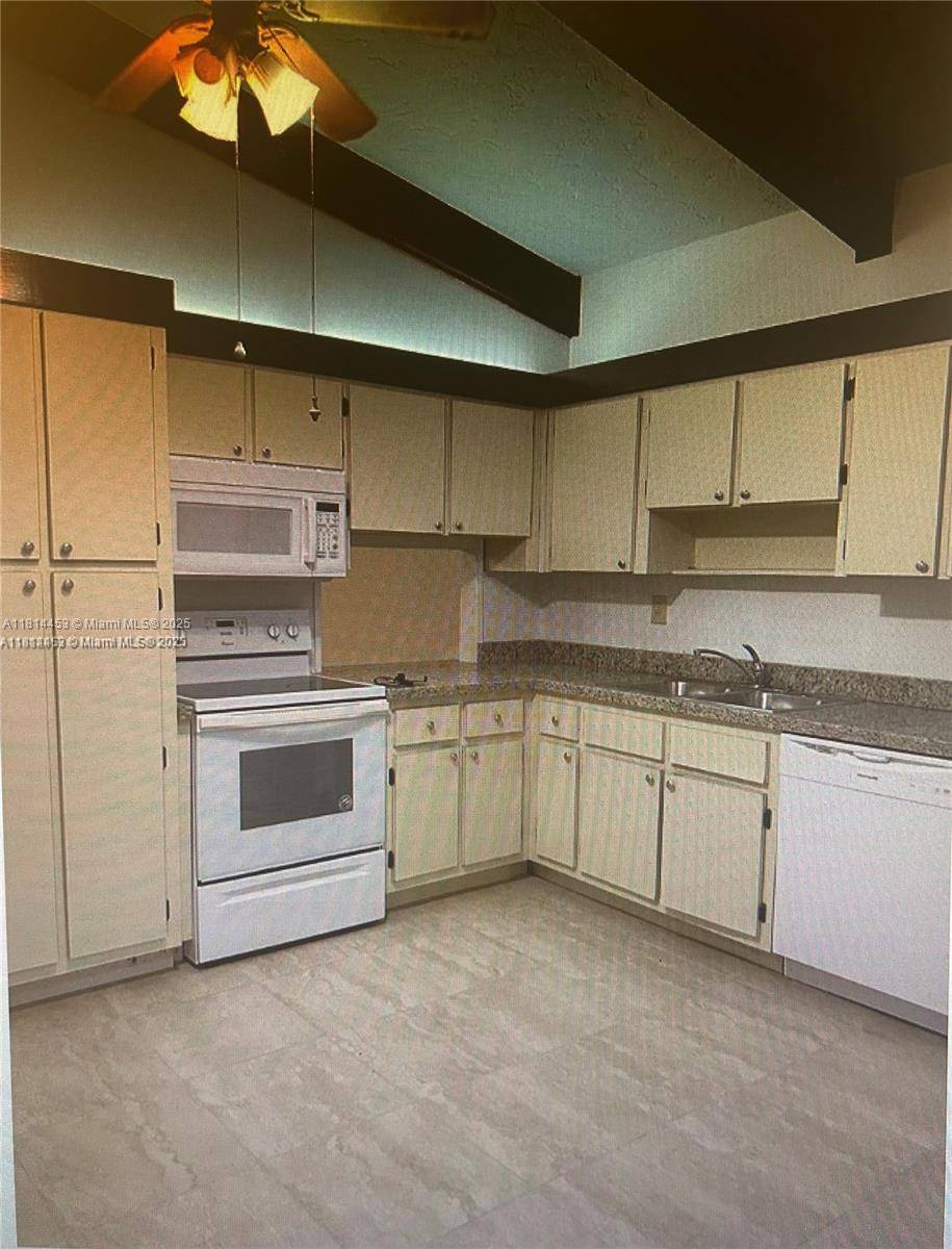 Hollywood, FL 33024,110 Gate Rd #2-64