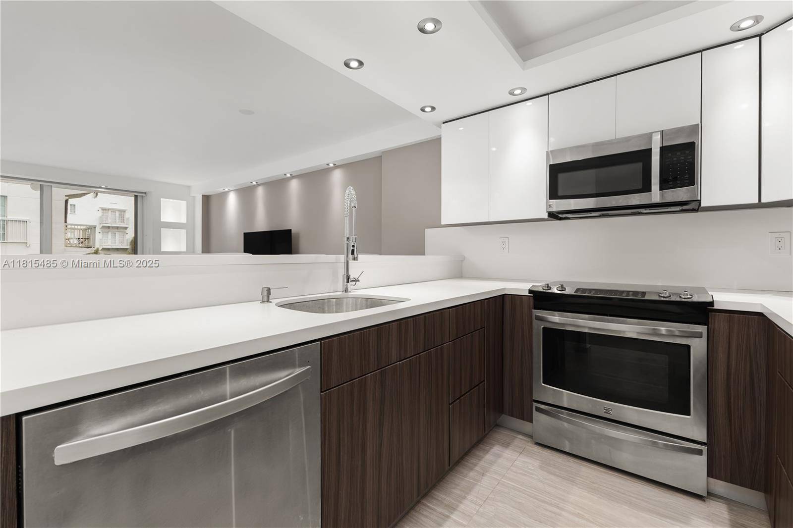 Miami Beach, FL 33139,401 Ocean Dr #221