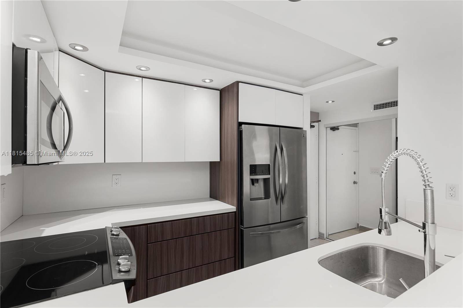 Miami Beach, FL 33139,401 Ocean Dr #221