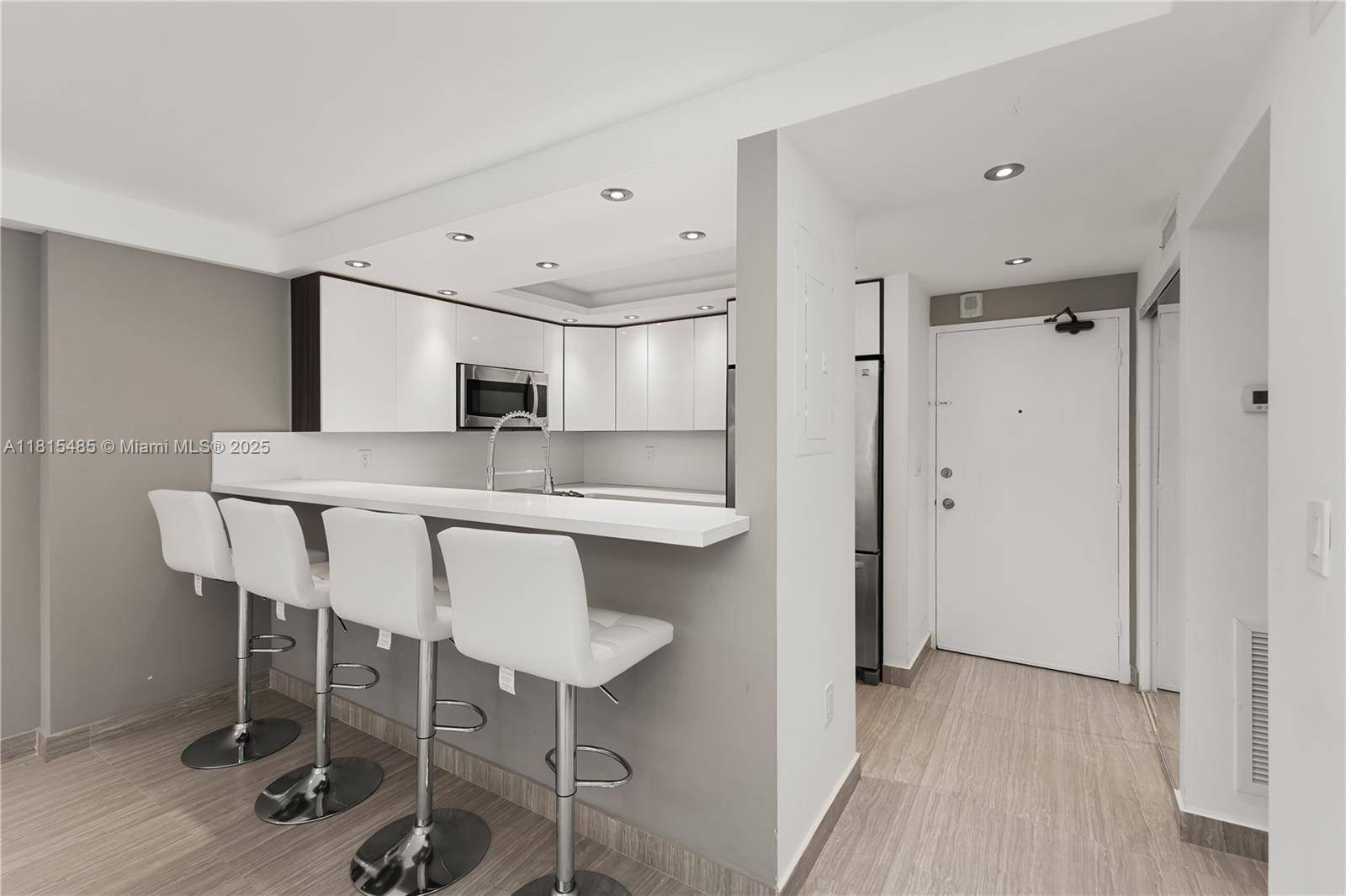 Miami Beach, FL 33139,401 Ocean Dr #221