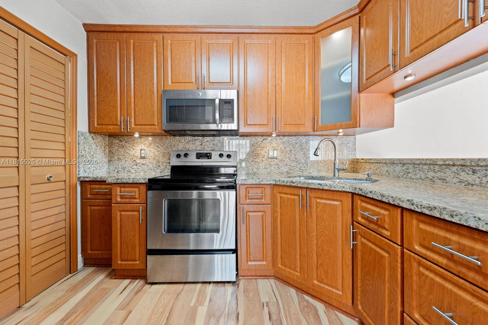 Hialeah, FL 33015,20155 E Oakmont Cir