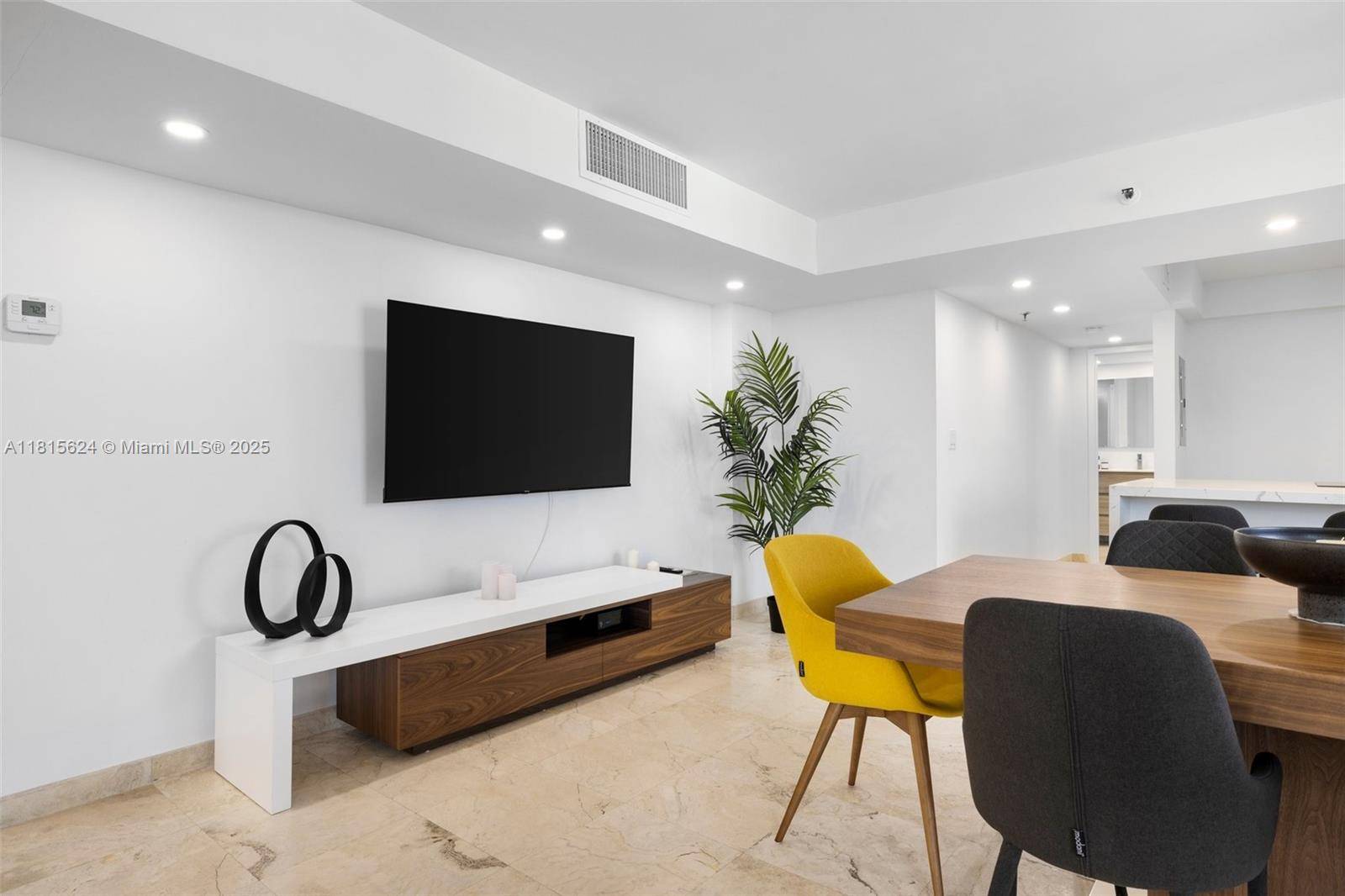 Miami Beach, FL 33140,2401 Collins Ave #1508