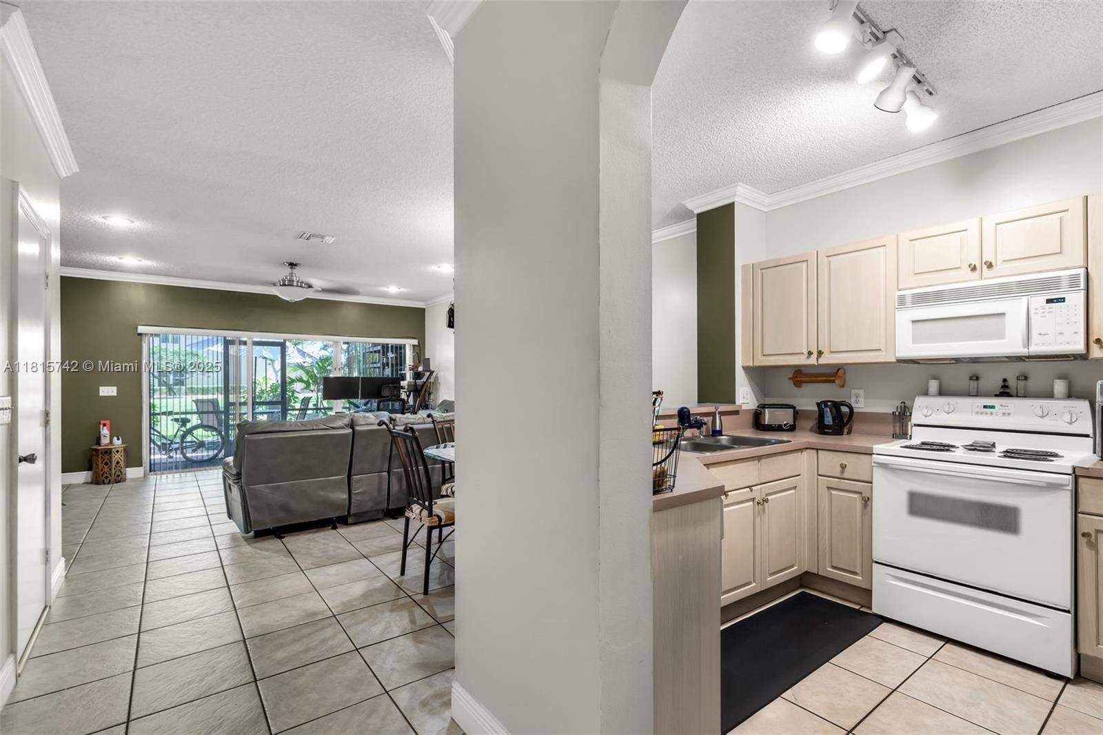 Pembroke Pines, FL 33025,12006 SW 2nd St
