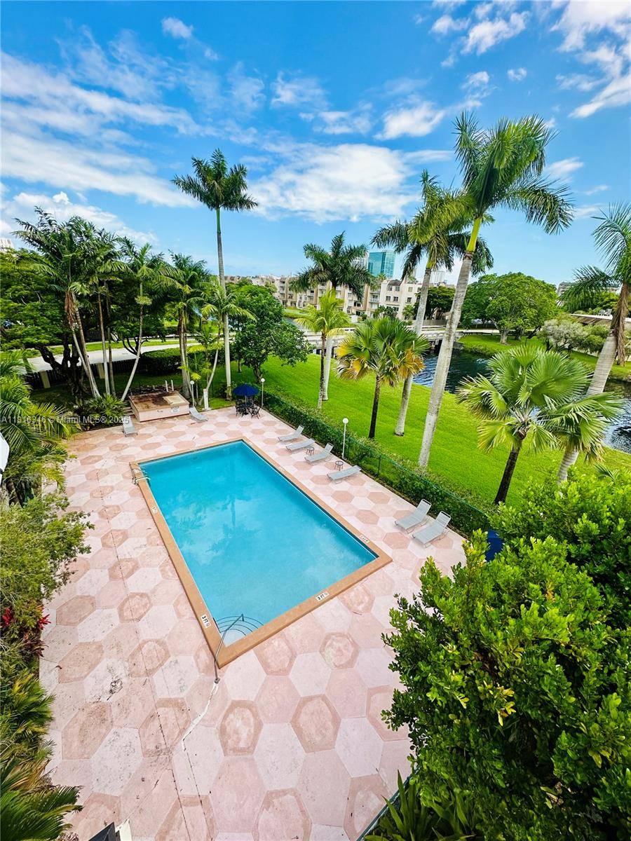 Miami, FL 33143,7900 Camino Cir #405