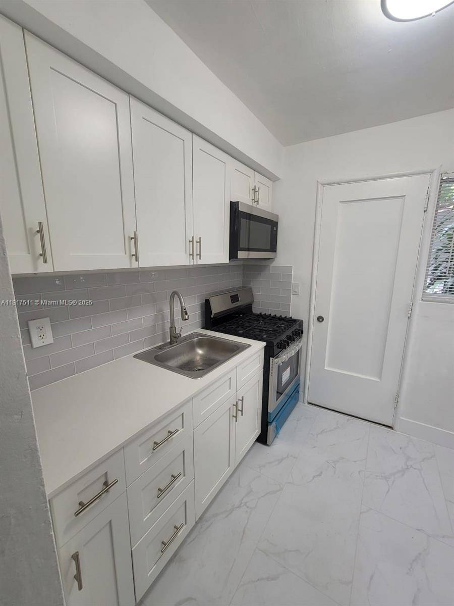 Miami Beach, FL 33141,7435 Byron Ave #04