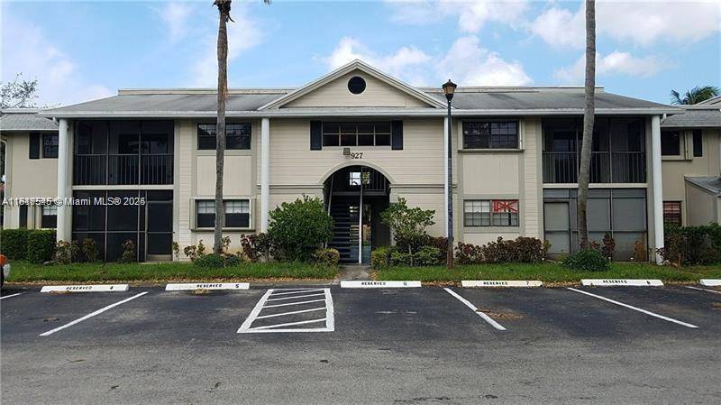 Miami, FL 33179,927 NE 199th St #205