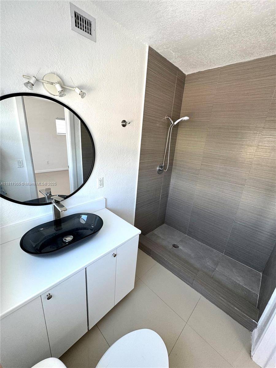 Miami Beach, FL 33141,8035 Crespi Blvd #4