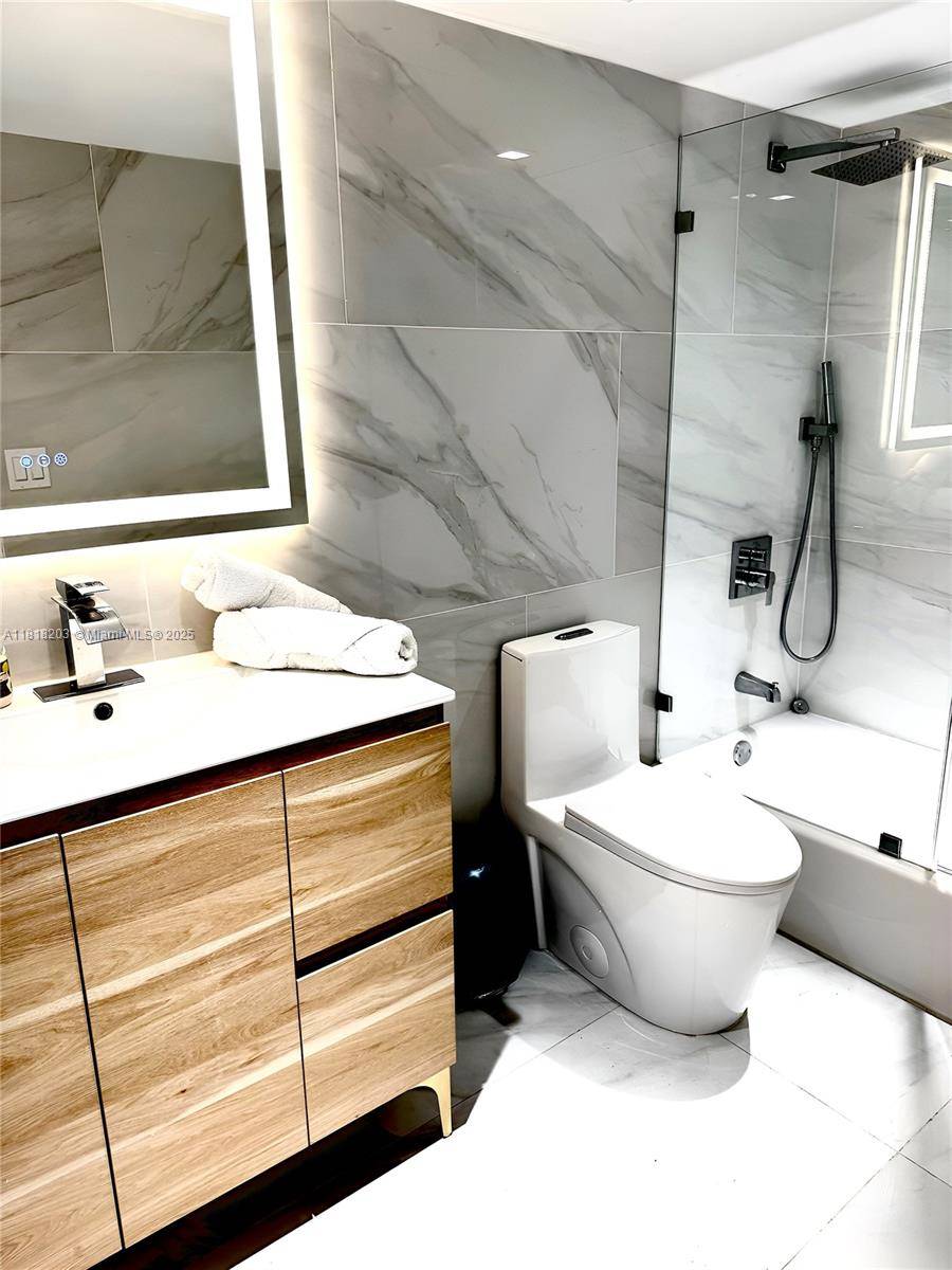 Miami Beach, FL 33139,401 Ocean Dr #1007